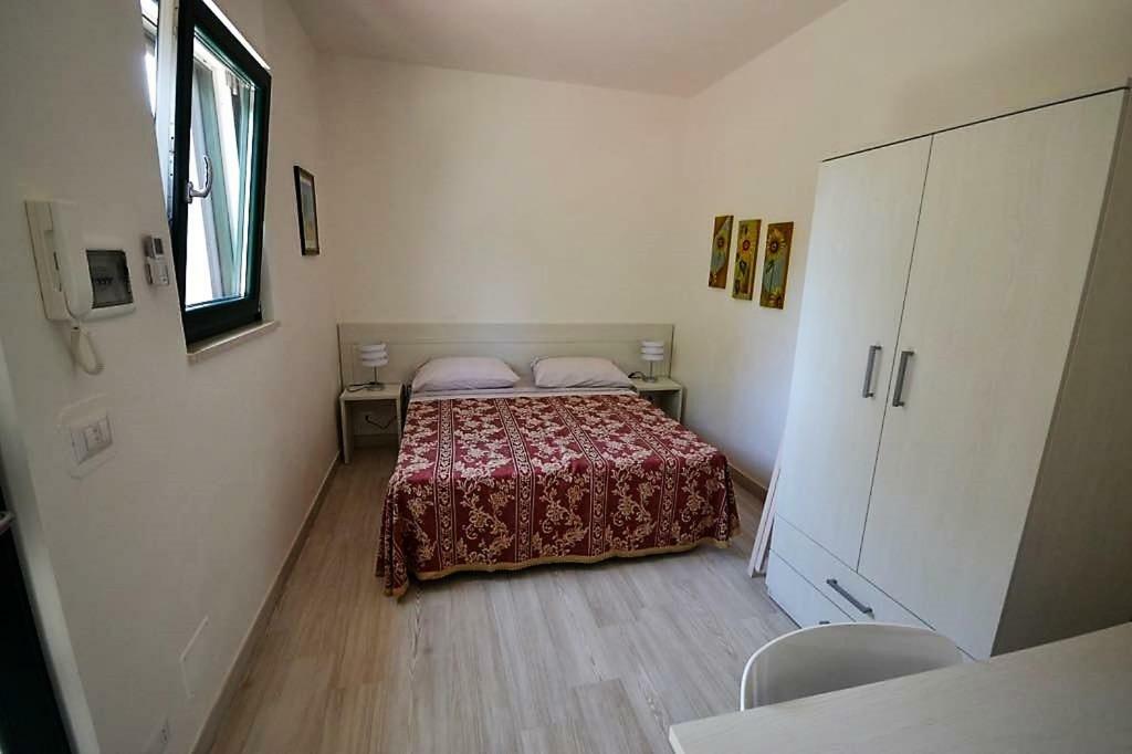 בית הארחה קרוביניו 	Le Stanze Di Casa Polinisso מראה חיצוני תמונה